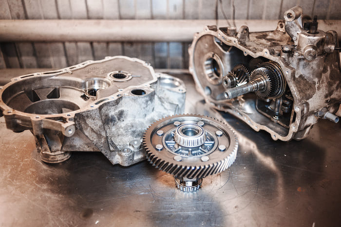 ¿Cuánto cuesta y cuánto tiempo lleva cambiar la transmisión de un coche en España?