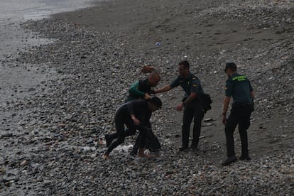 Casi 30 menores cruzaron a nado a Ceuta durante la tormenta