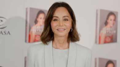 Исабель Прейслер представила мемуары в костюме цвета льда от Armani