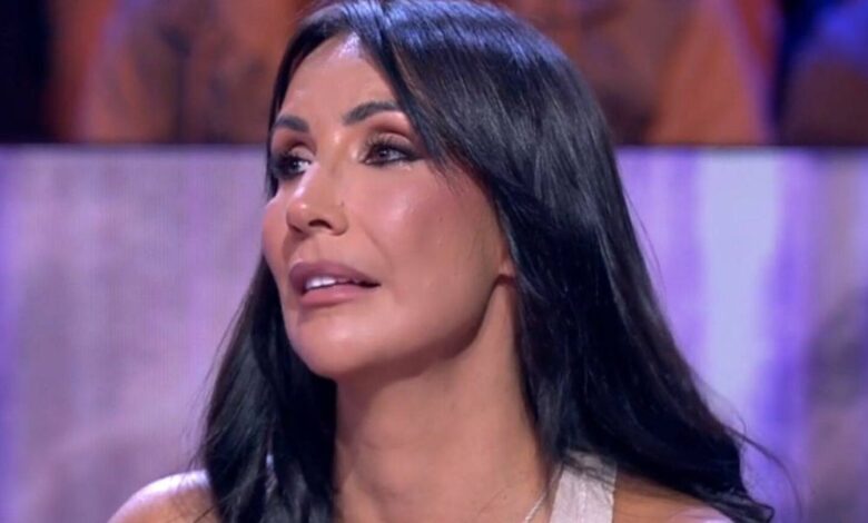 Colapso emocional de Fani Carbajo en directo tras una oleada de críticas por Supervivientes