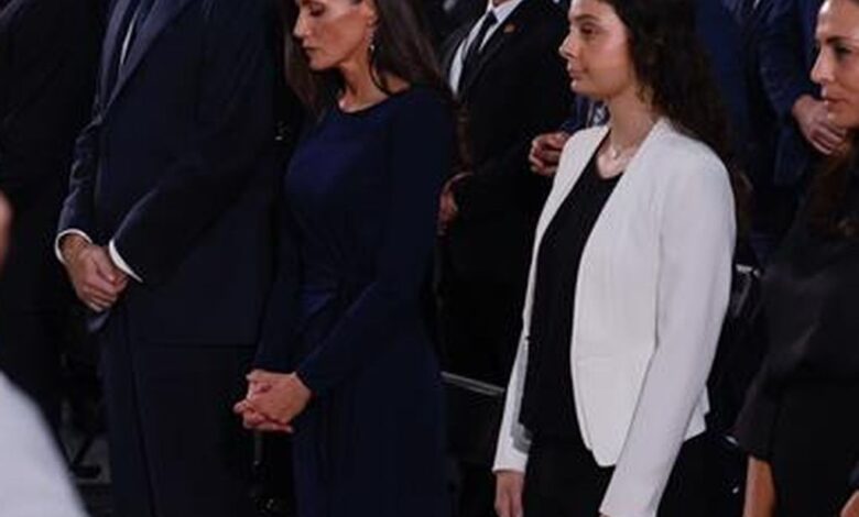 Королева Летиция выбрала строгое синее платье для траурной церемонии в Валенсии