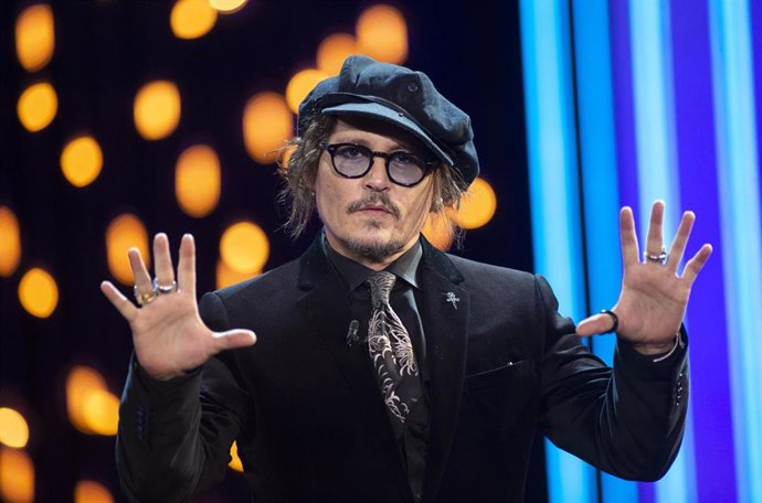 Johnny Depp apoya a una escuela de música en Valencia tras una inundación devastadora