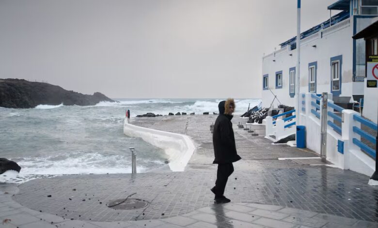 Сильный шторм обрушился на Канарские острова и вызвал более 100 происшествий