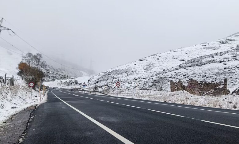 Heavy Snowfall Brings Northern Spain’s Roads to a Standstill