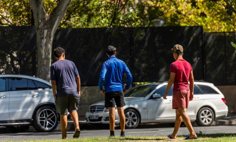 Man Attacks Three Teenagers with Pepper Spray Outside Migrant Shelter in Madrid