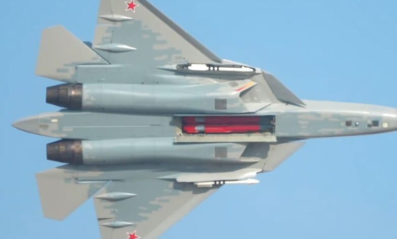 El caza ruso Su-57E exhibe por primera vez sus bodegas internas de armamento en Dubái