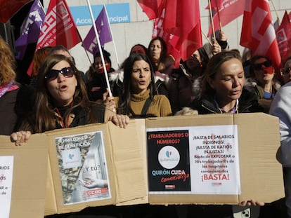 Scandal Erupts as Quirón Staff Protest Outside Infanta Elena Hospital in Madrid