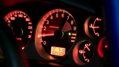 Почему спидометр автомобиля всегда показывает больше