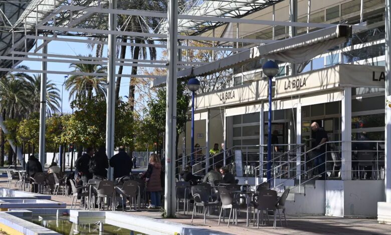 En Sevilla investigan el bar La Bola por un caso de corrupción con ex políticos implicados