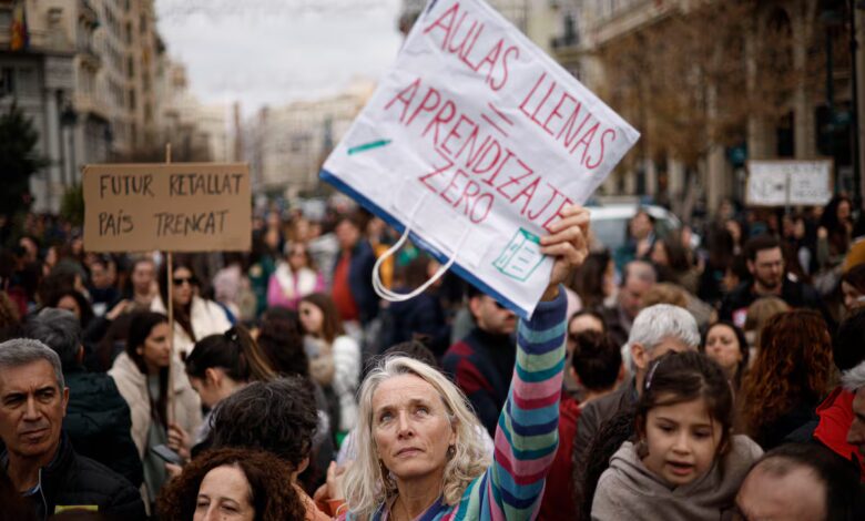 Учителя Валенсии требуют повышения зарплат и улучшения условий труда на второй забастовке года