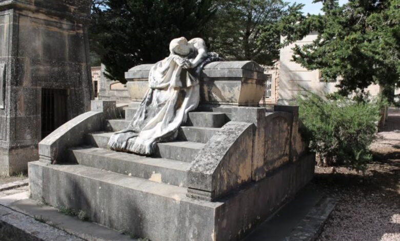 Alcoy Authorities Consider Lawsuit Against Studio for Filming at Camilo Sesto’s Grave