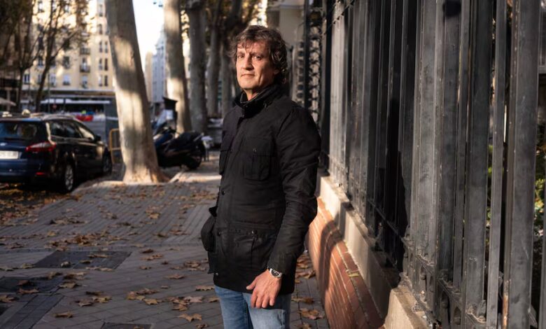 Hundreds of Hortaleza Residents Say Goodbye to Beloved Pharmacist Fausto González