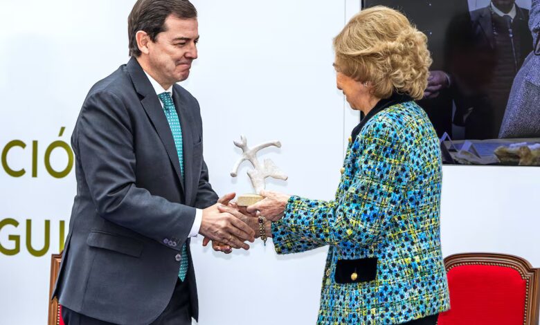 President of Castile and Leon Receives Award from Government-Funded Foundation