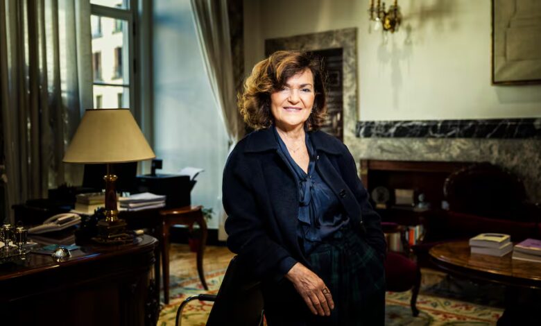 Кармен Кальво призывает к обновлению Конституции и осуждает мужское доминирование в политике