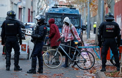 В Каталонии начался массовый выселение мигрантов из бывшего лицея в Бадалоне