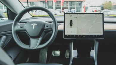 Tesla внедряет функцию напоминания о забытом телефоне в автомобиле
