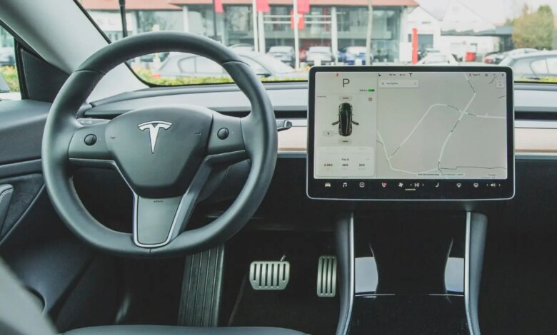 Tesla внедряет функцию напоминания о забытом телефоне в автомобиле