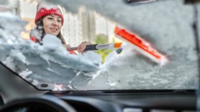 Чем опасно снимать лед с лобового стекла горячей водой зимой