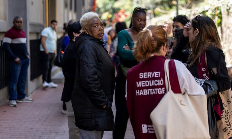 Барселона на грани: семьи с детьми остались без крыши из-за нехватки мест