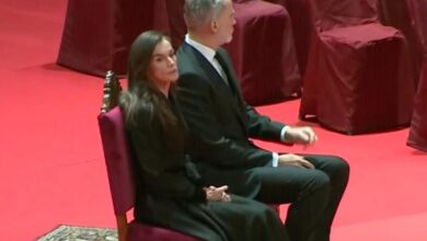 Неожиданный момент между королём и королевой на траурной церемонии в Уэльве