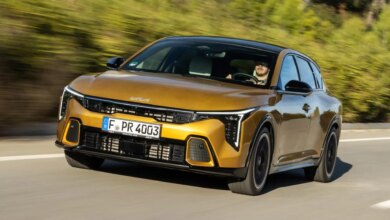 Kia K4 ΡΠ΄ΠΈΠ²Π»ΡΠ΅Ρ: Π±Π΅Π½Π·ΠΈΠ½ΠΎΠ²ΡΠΉ ΠΊΠΎΠΌΠΏΠ°ΠΊΡ ΠΏΡΠΎΡΠΈΠ² ΡΡΠ΅Π½Π΄Π° ΡΠ»Π΅ΠΊΡΡΠΎΠΌΠΎΠ±ΠΈΠ»Π΅ΠΉ Π² ΠΠ²ΡΠΎΠΏΠ΅ RUSSPAIN.COM