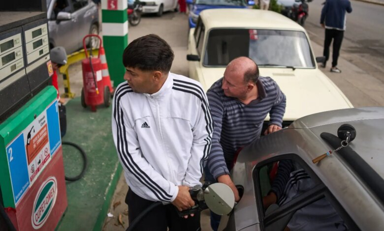 Conductores en Cuba esperan meses por gasolina con un límite de 20 litros y registro por aplicación