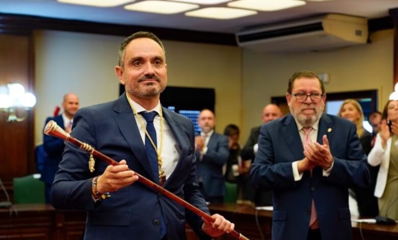 Harassment allegations shake the coalition as partners abandon the mayor amid scandal