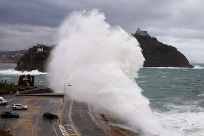 Eastern Spain battered by strong winds train cancellations and mounting regional alert