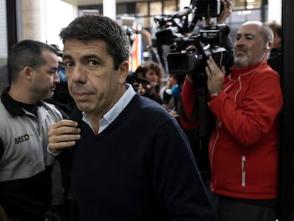 Mazón regresa a Les Corts mientras la oposición exige explicaciones por su tardanza