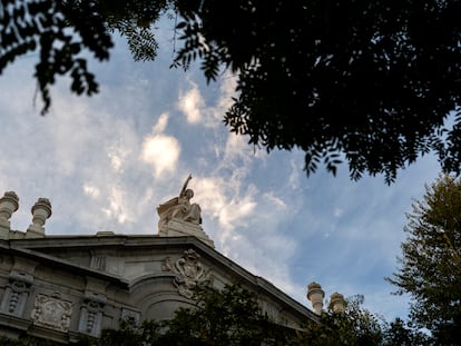 Escándalo con la exfiscal: casi 80 000 euros por defender a la pareja de Ayuso