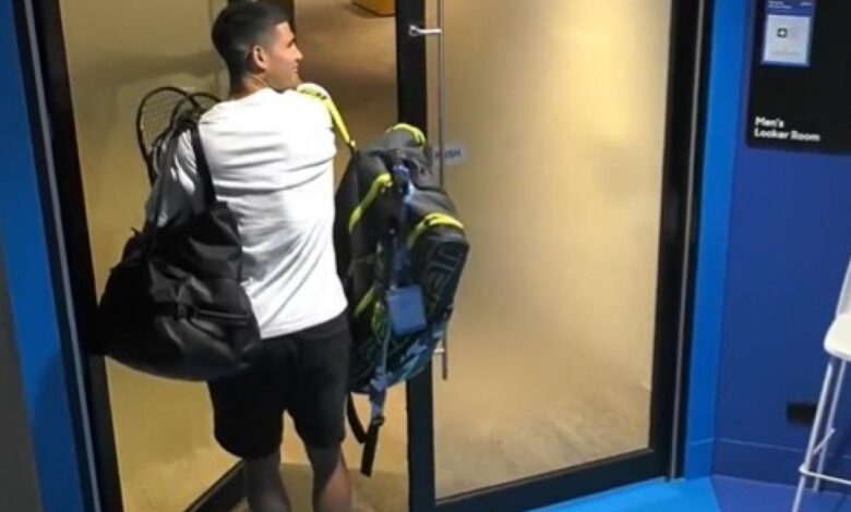 Carlos Alcaraz’s gesture off the court sparks a storm of discussion