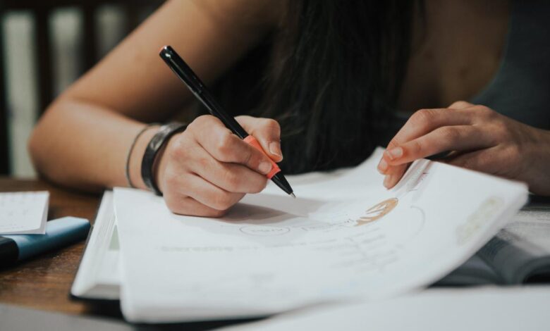 Испанский преподаватель настаивает на рукописных работах вопреки трендам