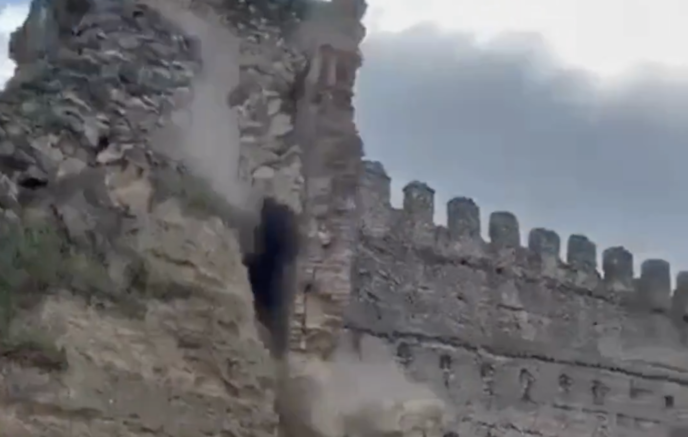 Внезапное обрушение башни замка в Испании вызвало тревогу