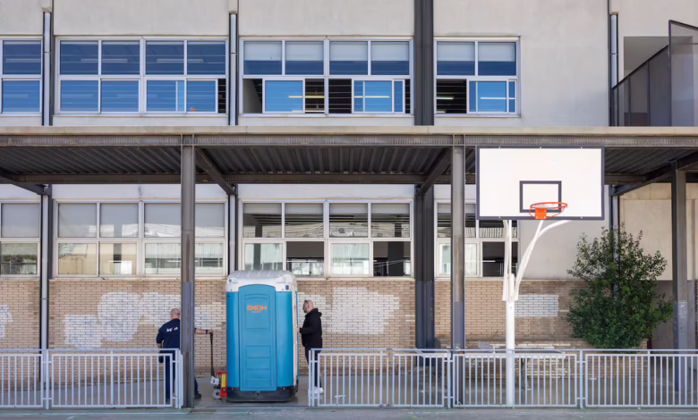 450 учеников в Барселоне остались без воды: авария в Joan Brossa и шесть туалетов