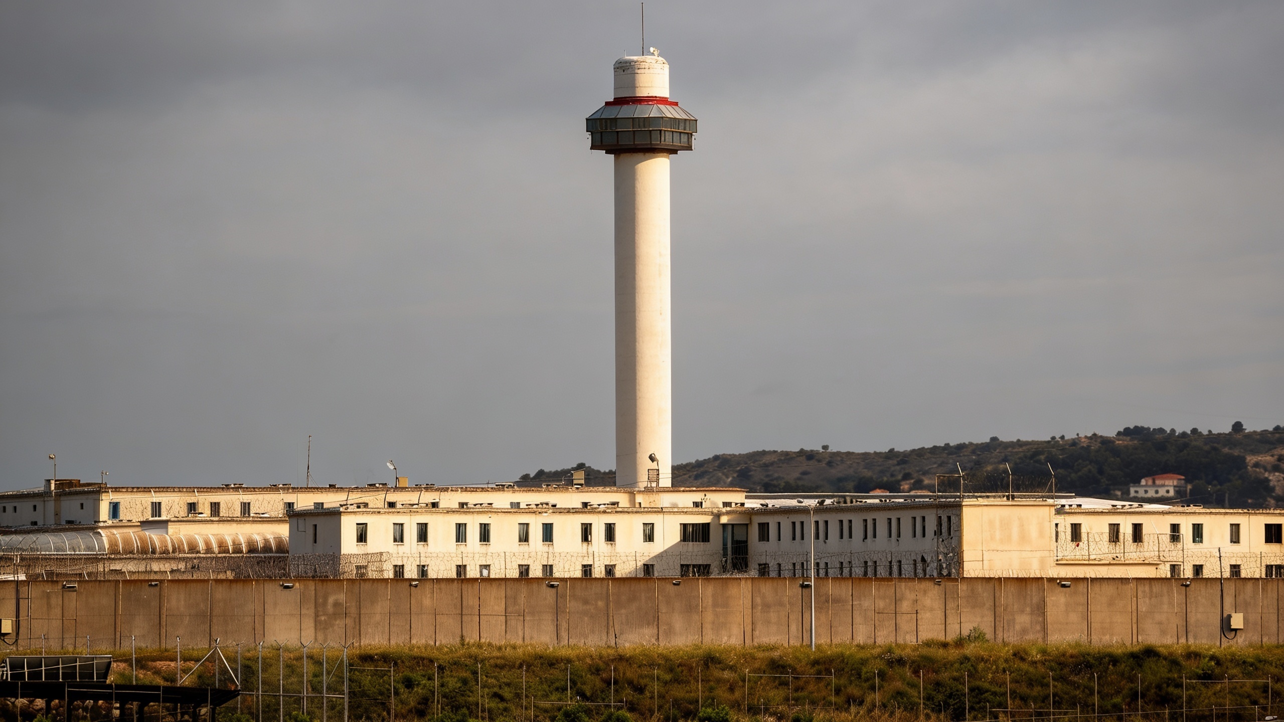 Five prison officers injured in a single day in four Spanish prisons